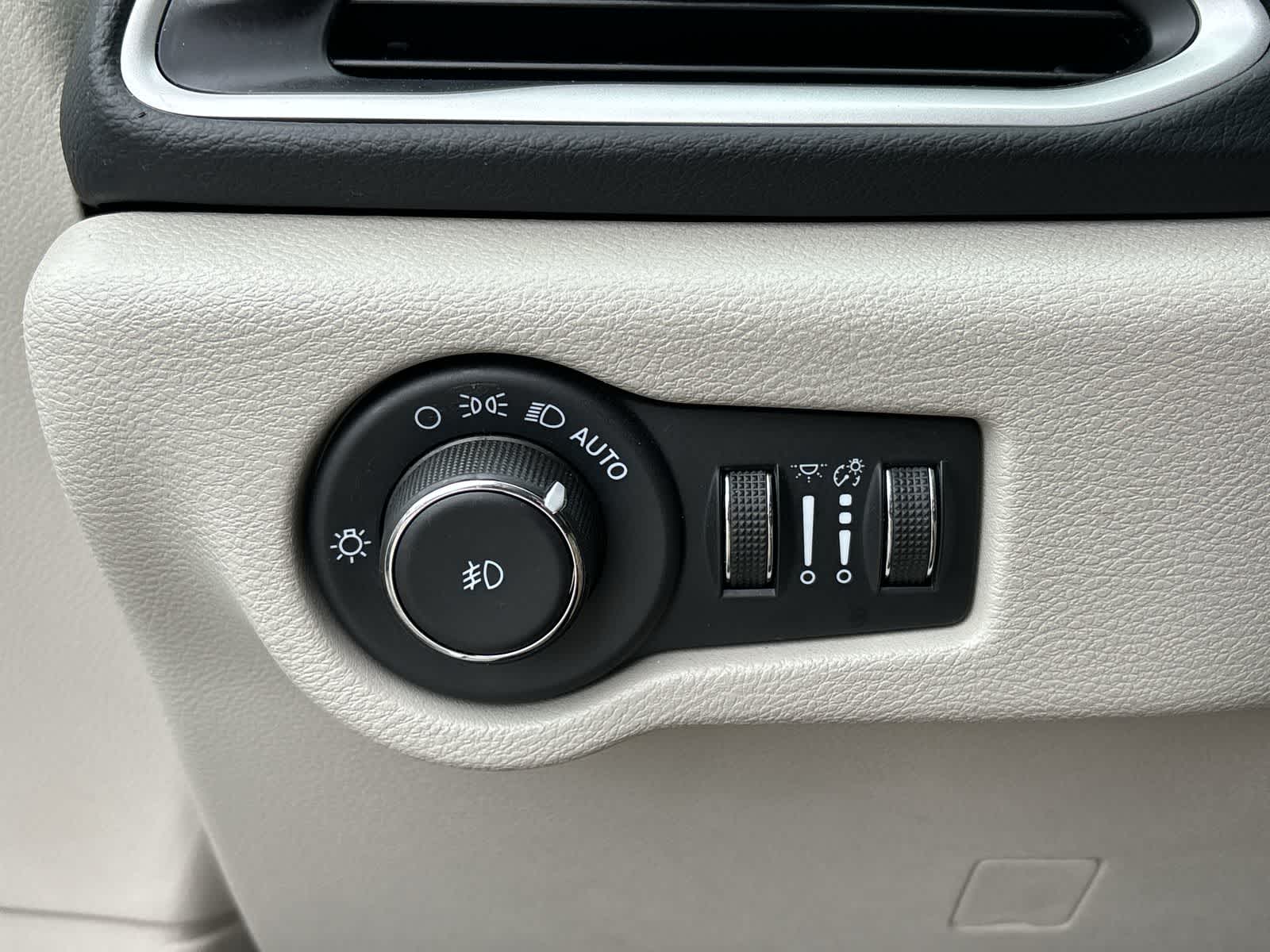 Thumbnail: 2023 Chrysler Pacifica - 5