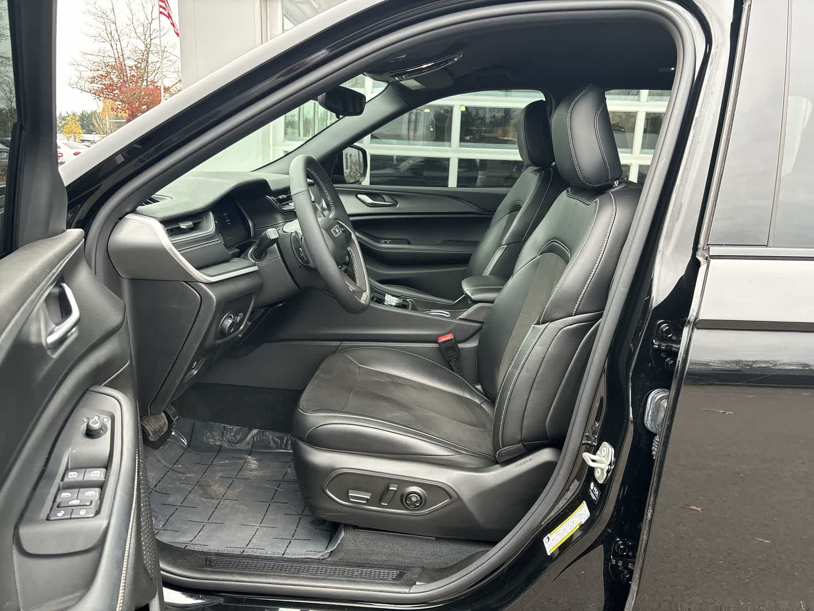 Thumbnail: 2023 Jeep Grand Cherokee - 12