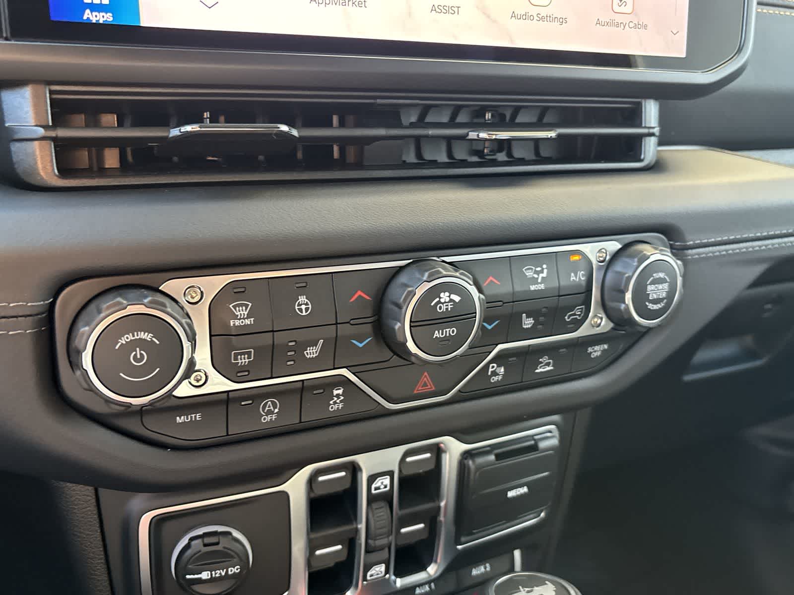 2027 Jeep Wrangler 4-Door Sahara - Photo 25