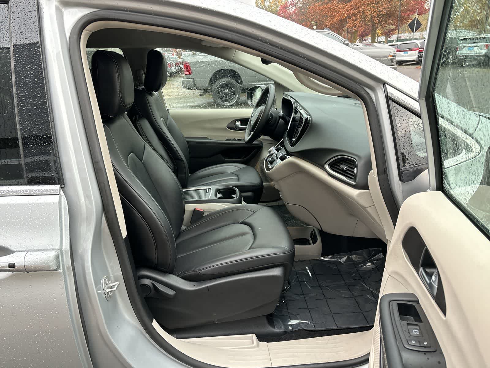 Thumbnail: 2024 Chrysler Pacifica - 9