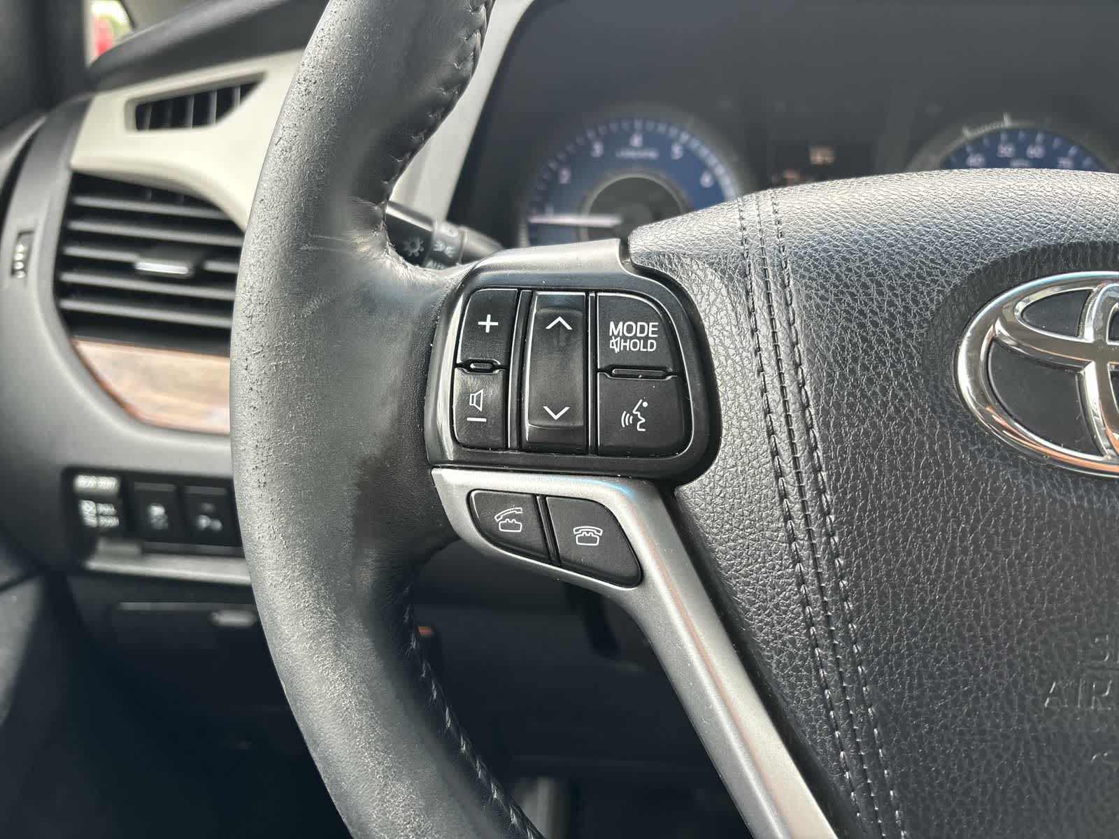 Thumbnail: 2015 Toyota Sienna - 8