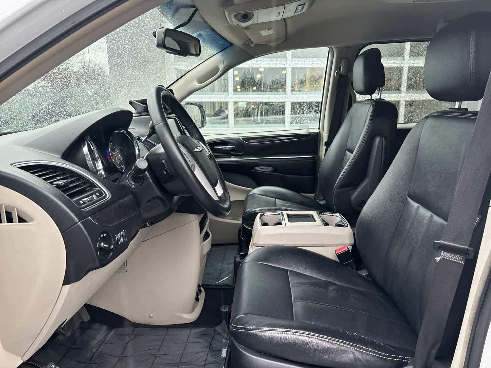 Thumbnail: 2016 Chrysler Town & Country - 7