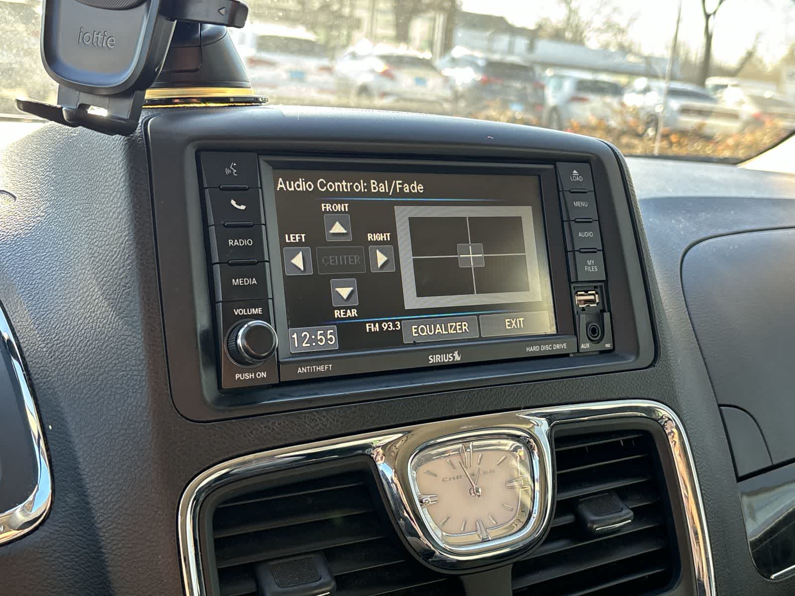 Thumbnail: 2016 Chrysler Town & Country - 12