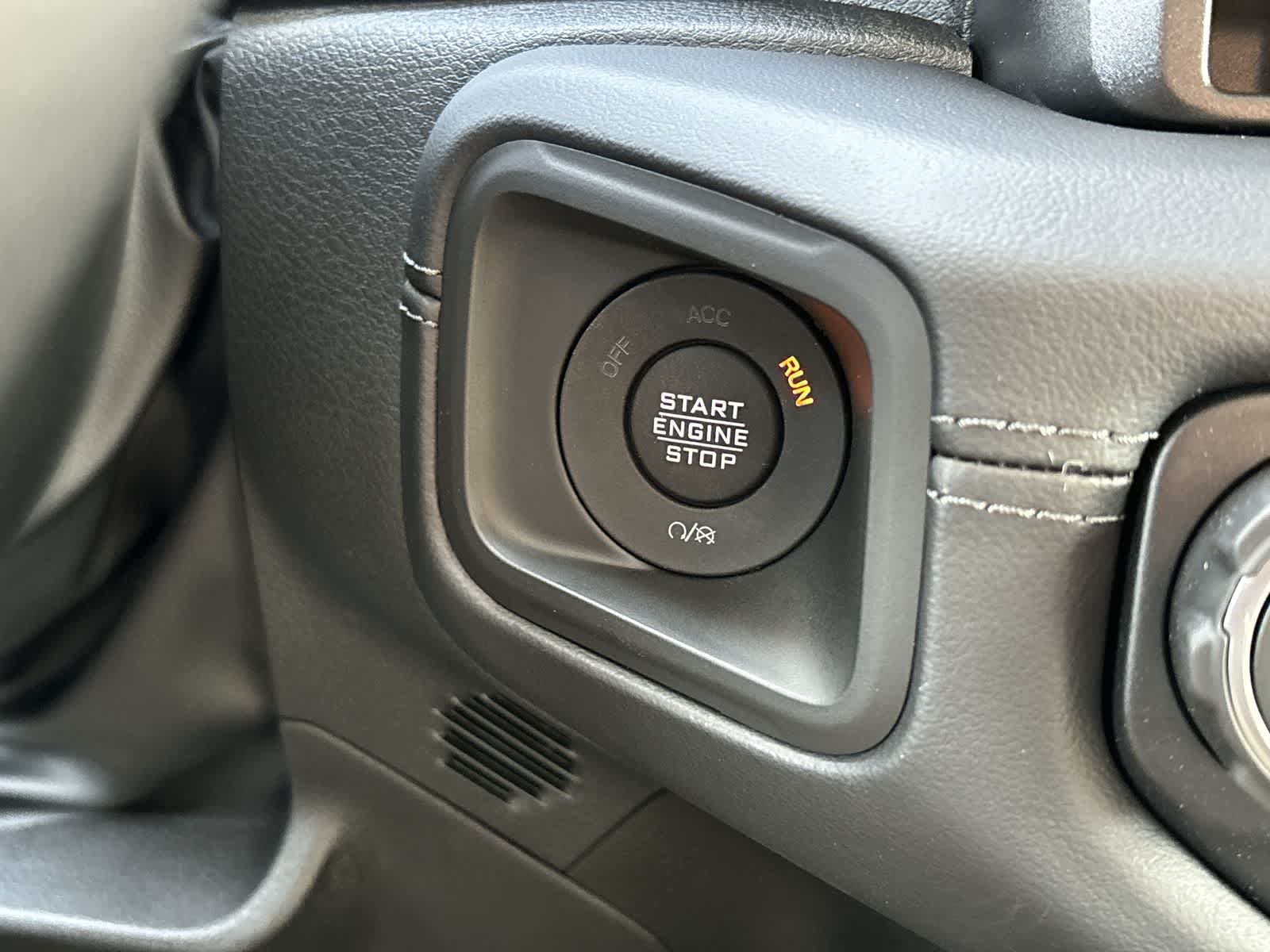 Thumbnail: 2025 Jeep Gladiator - 26