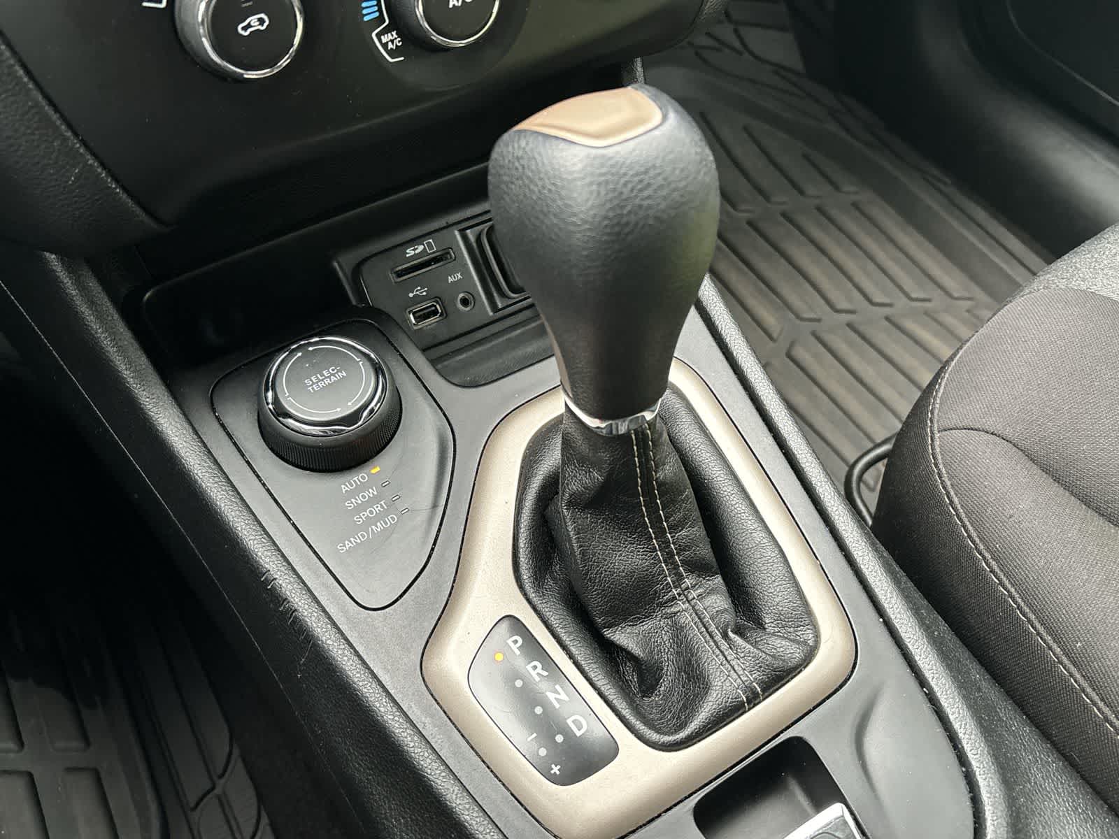 Thumbnail: 2018 Jeep Cherokee - 21