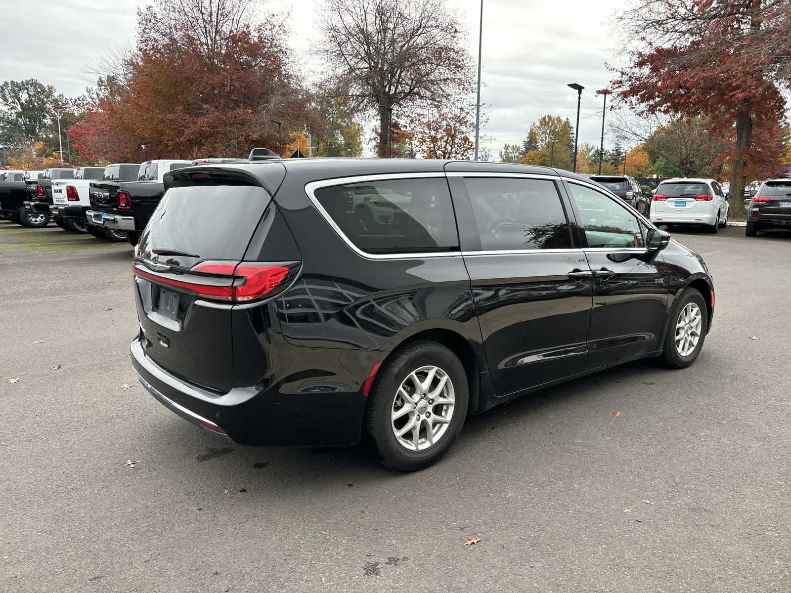 2024 Chrysler Pacifica Touring L photo 3