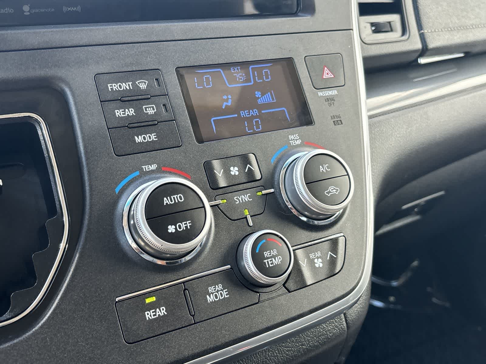 Thumbnail: 2017 Toyota Sienna - 21