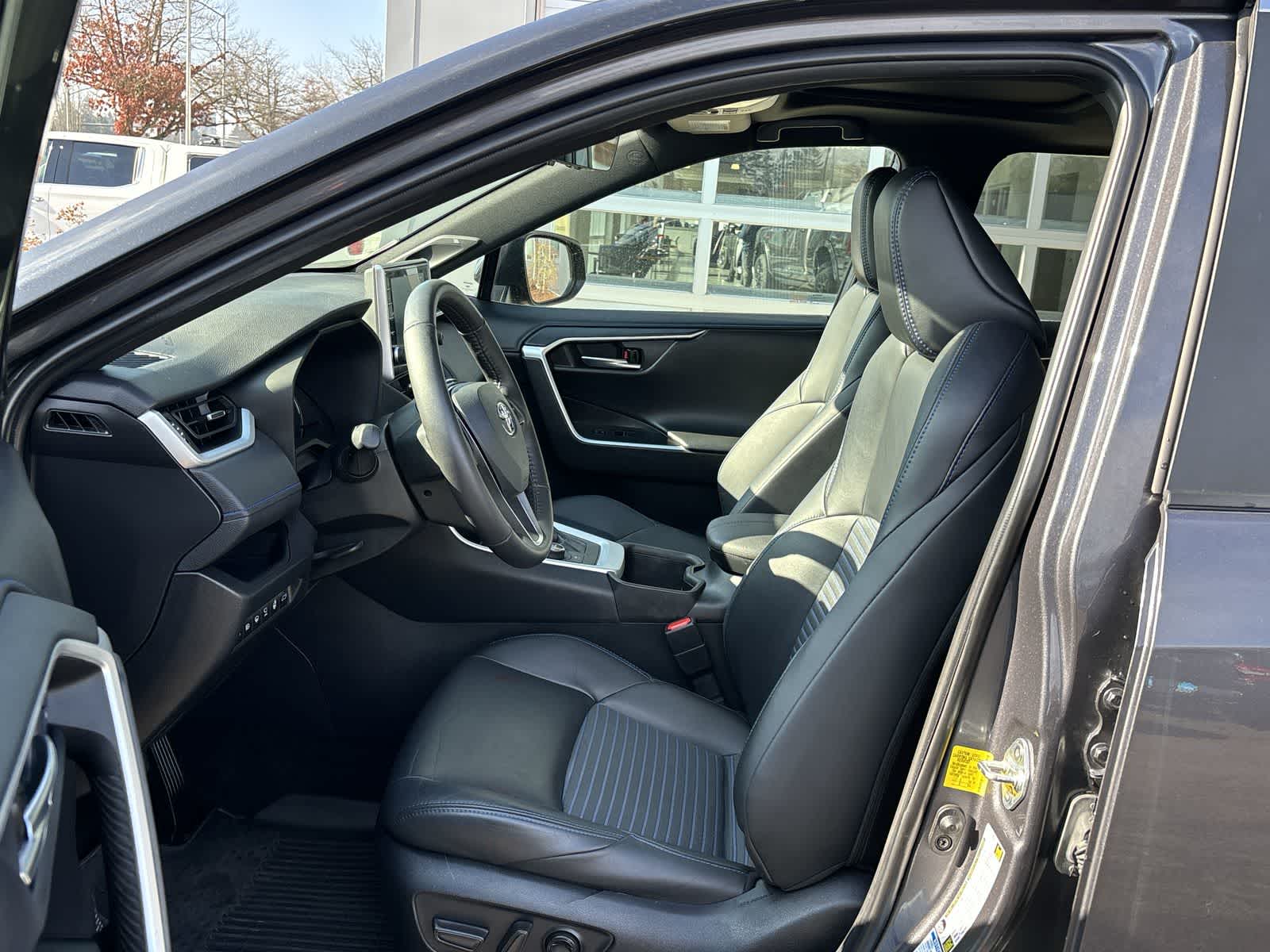 Thumbnail: 2022 Toyota RAV4 - 12