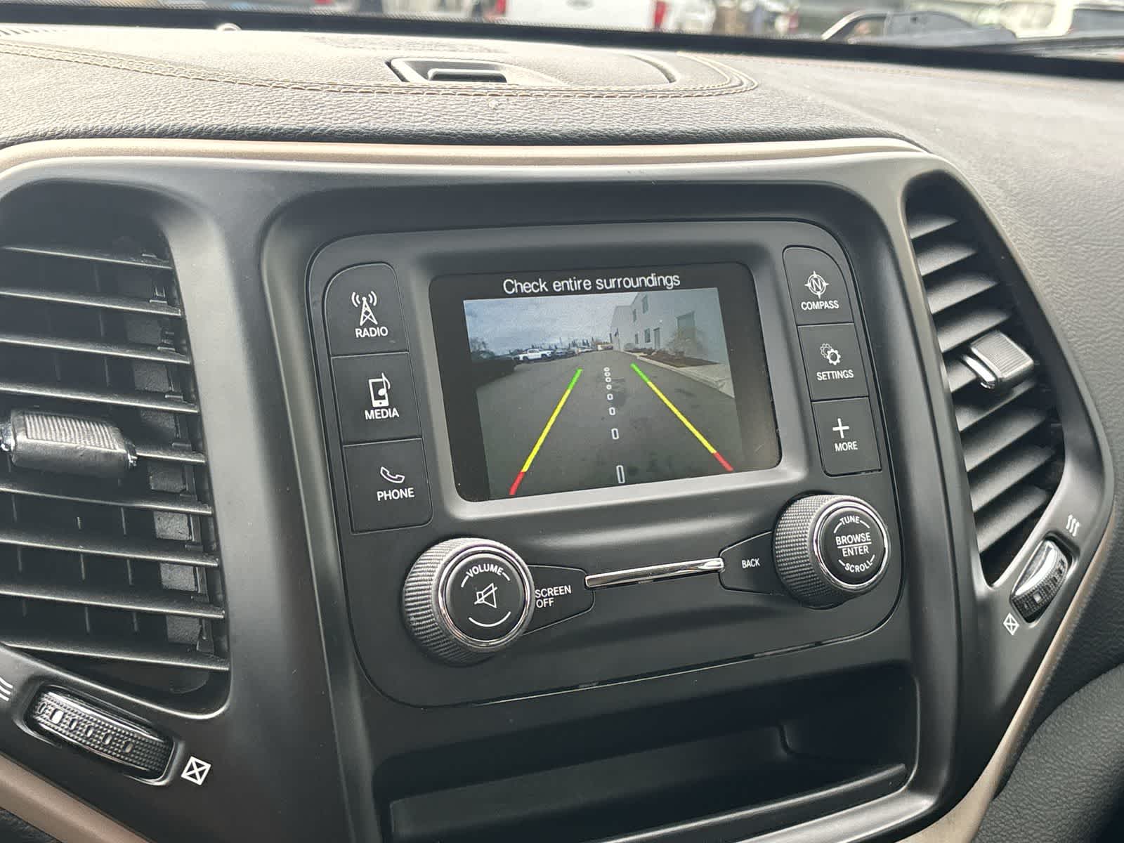 Thumbnail: 2018 Jeep Cherokee - 21