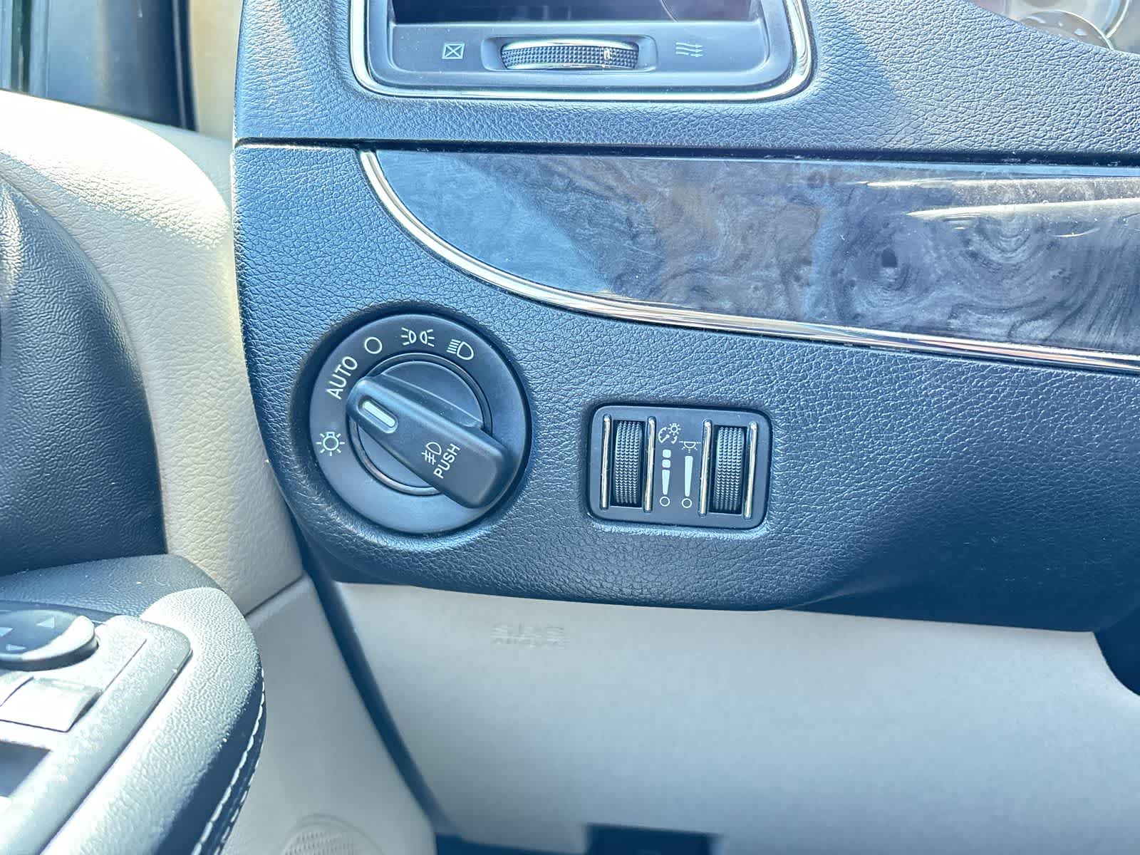 Thumbnail: 2016 Chrysler Town & Country - 16