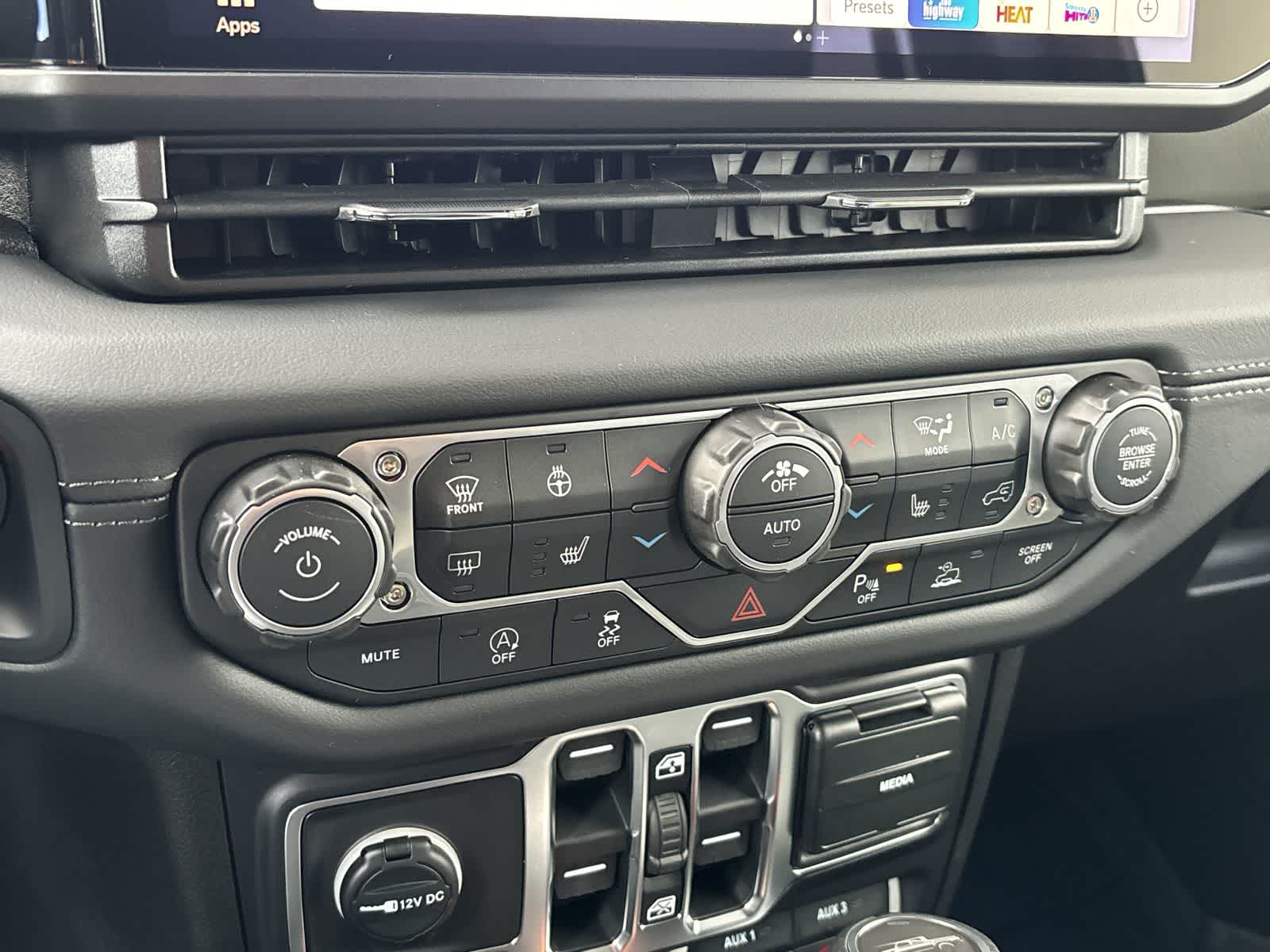 Thumbnail: 2026 Jeep Gladiator - 23