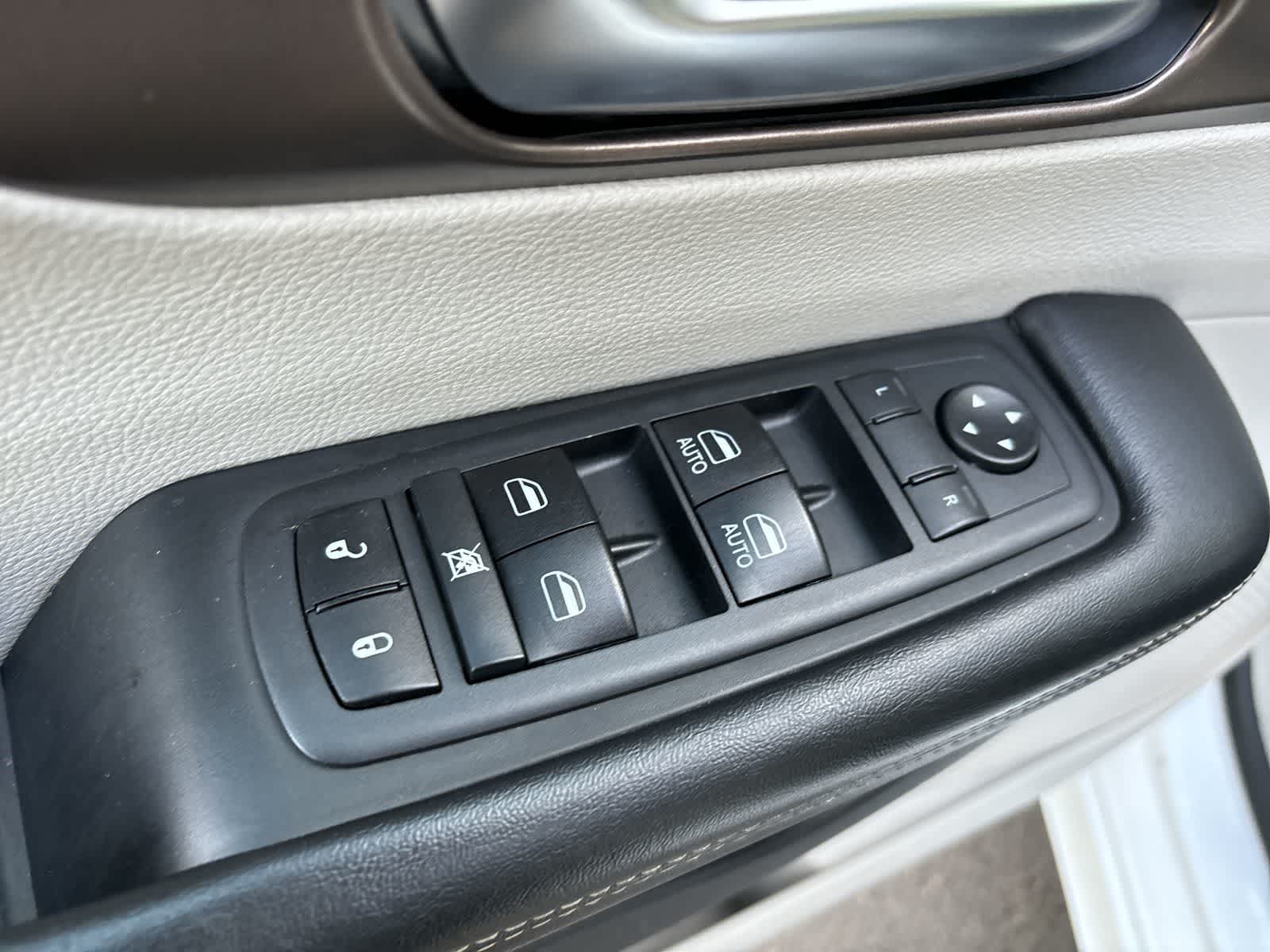 Thumbnail: 2020 Chrysler Voyager - 8