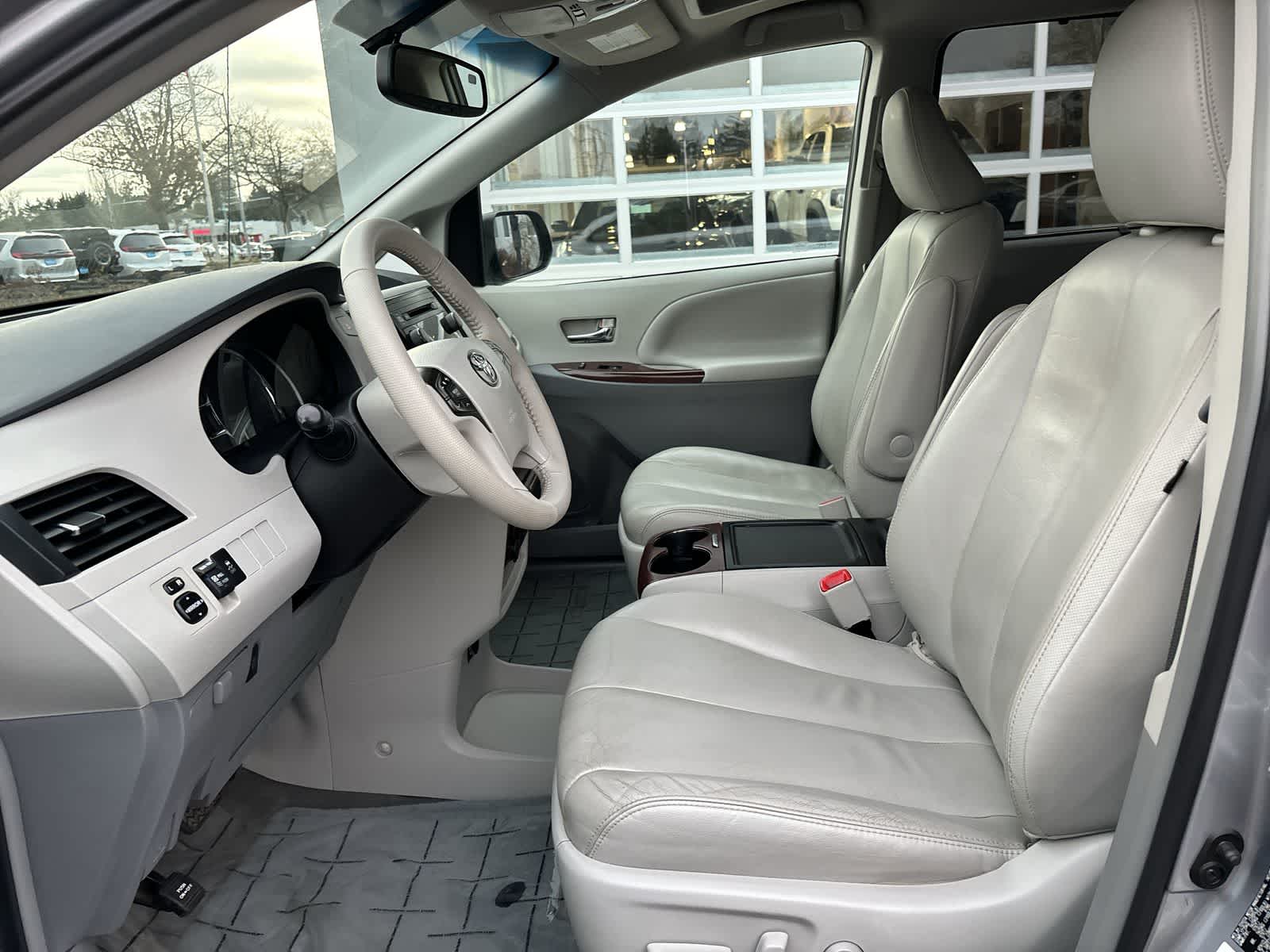 Thumbnail: 2013 Toyota Sienna - 8