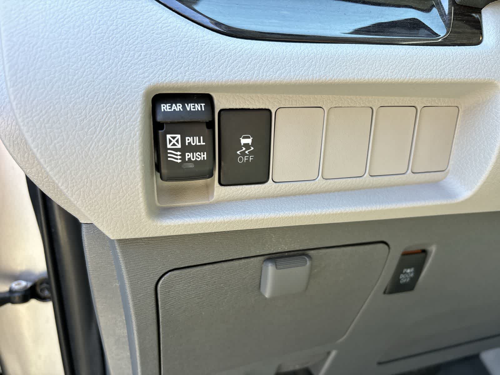 Thumbnail: 2020 Toyota Sienna - 10