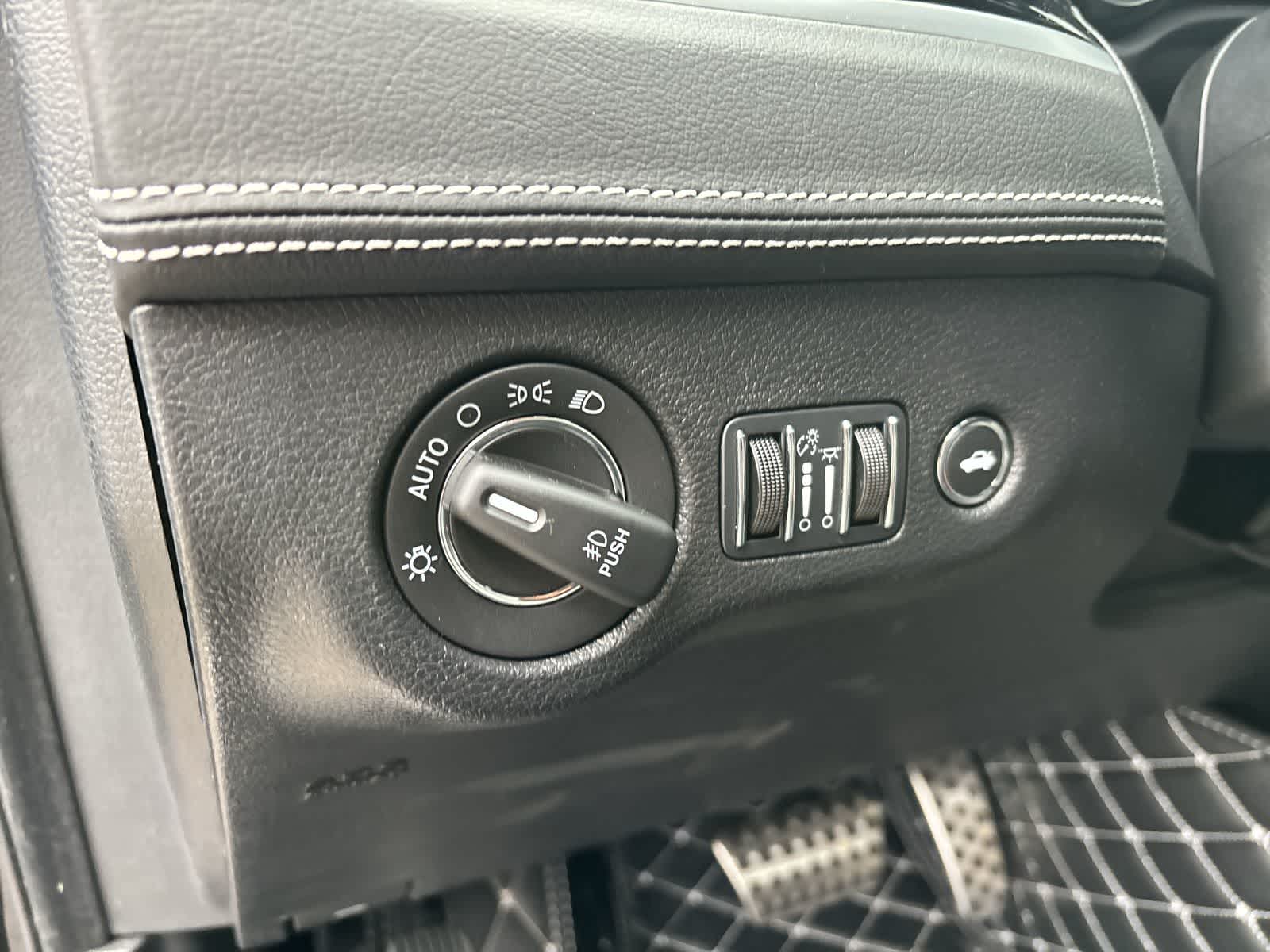 Thumbnail: 2023 Chrysler 300 - 10