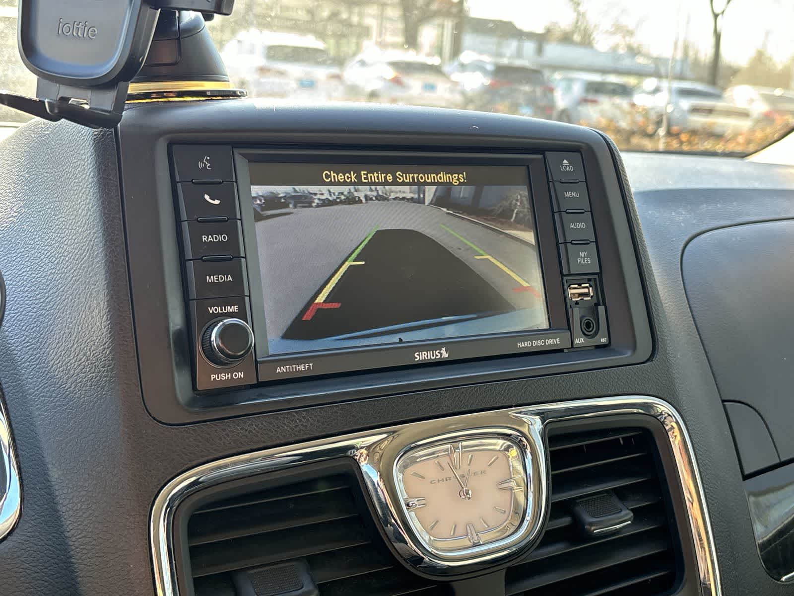 Thumbnail: 2016 Chrysler Town & Country - 15