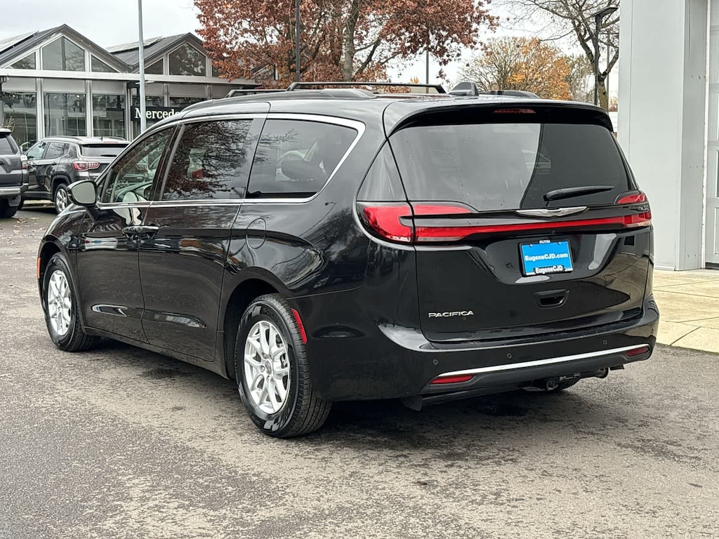 Used 2022 Chrysler Pacifica Touring L Van Passenger Van