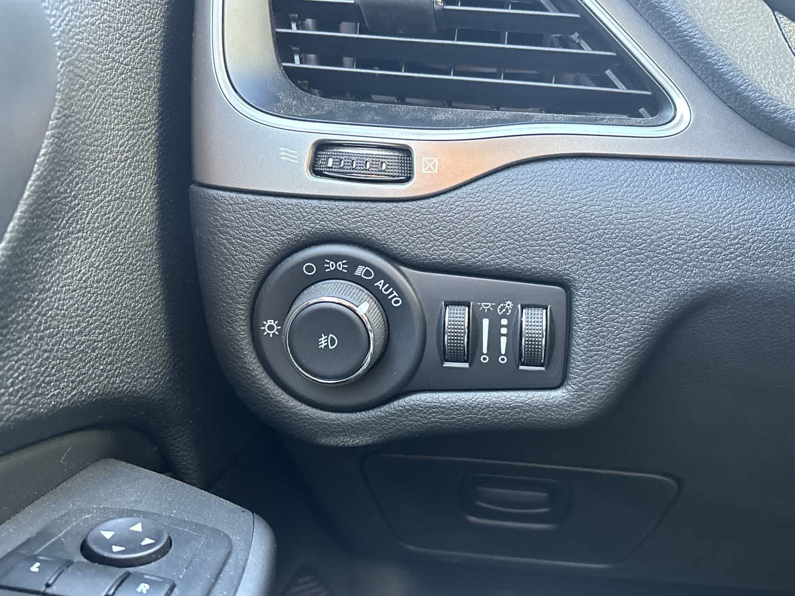 Thumbnail: 2021 Jeep Cherokee - 12