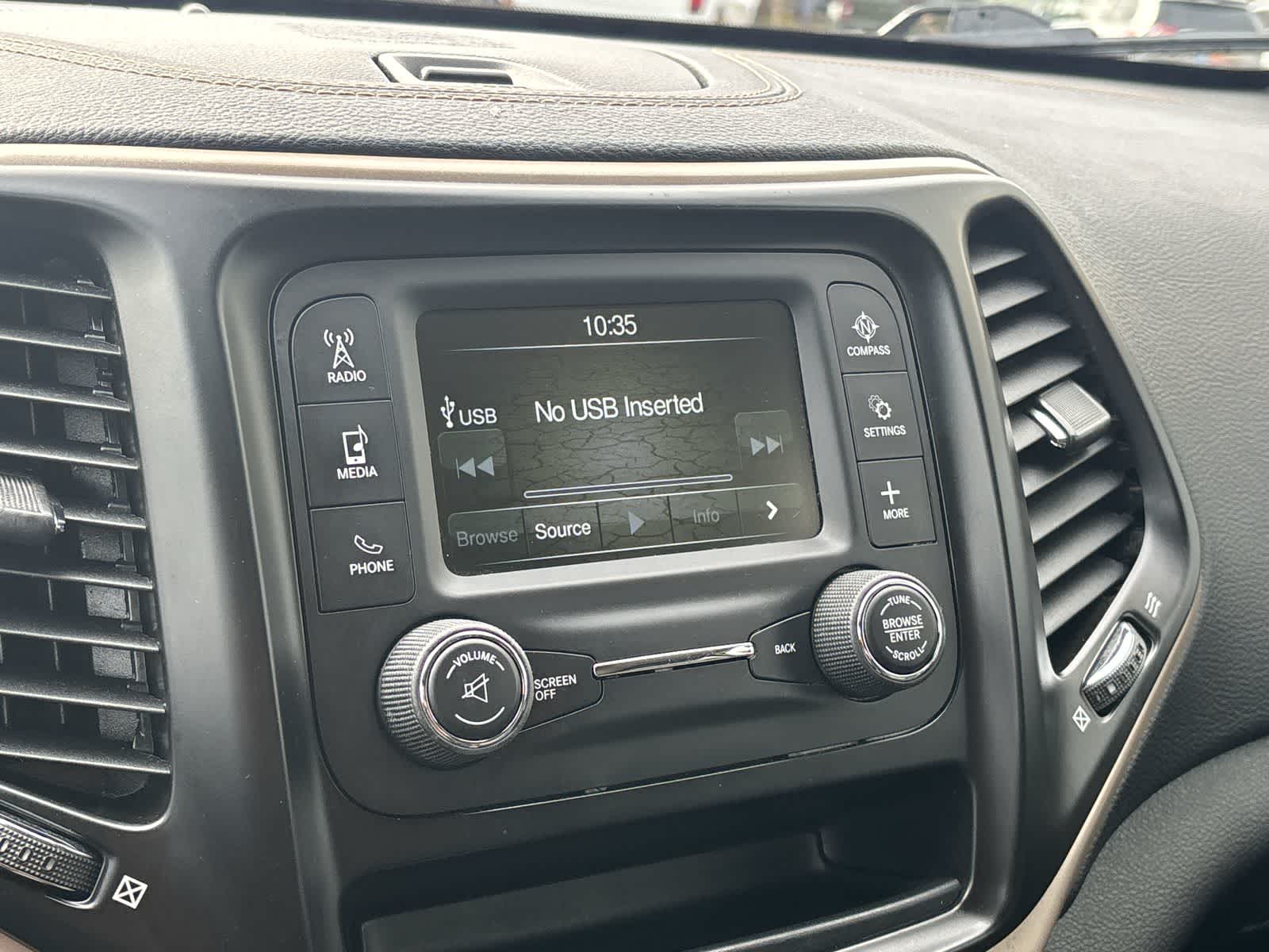 Thumbnail: 2018 Jeep Cherokee - 16