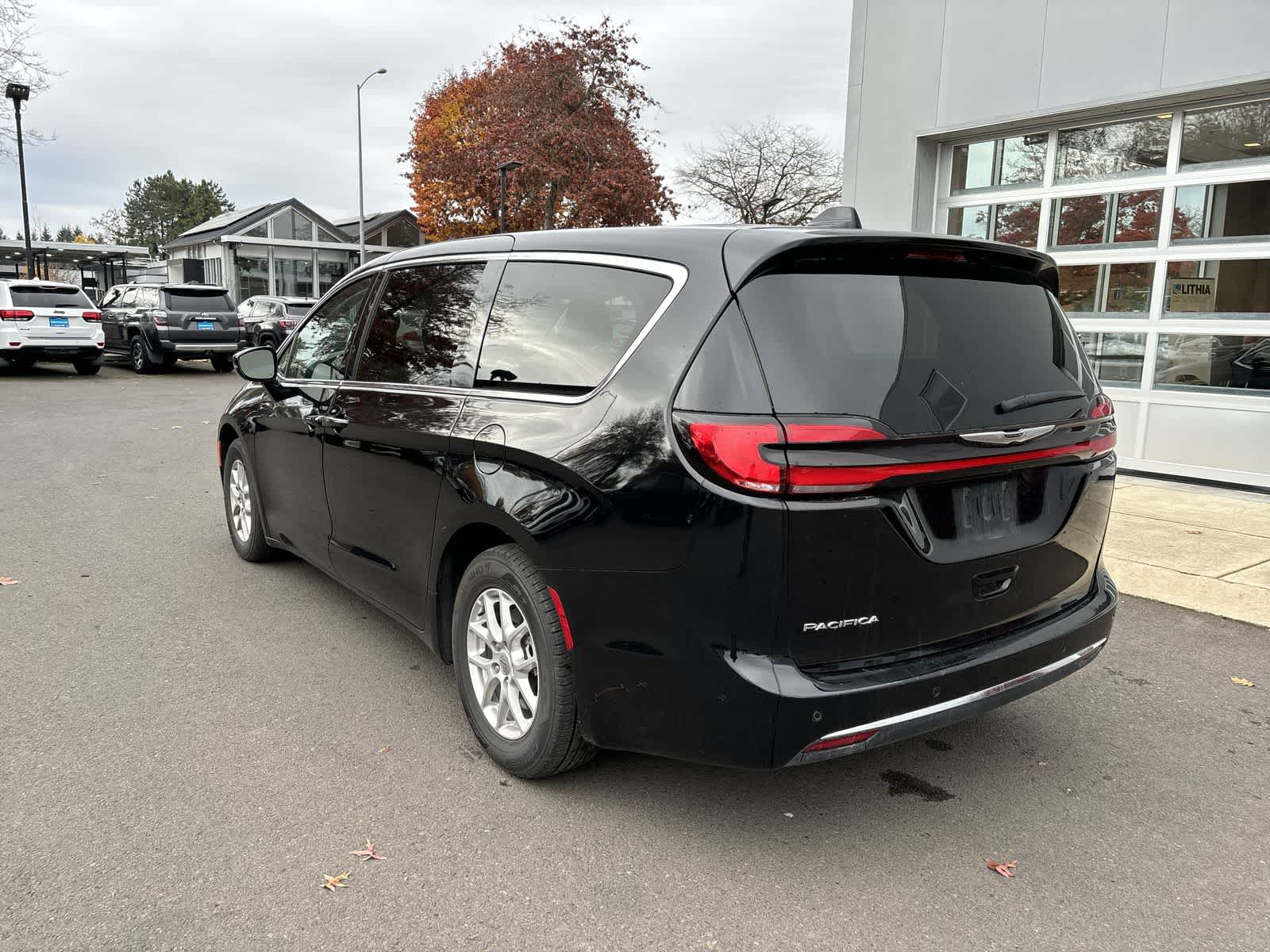 2024 Chrysler Pacifica Touring L photo 2