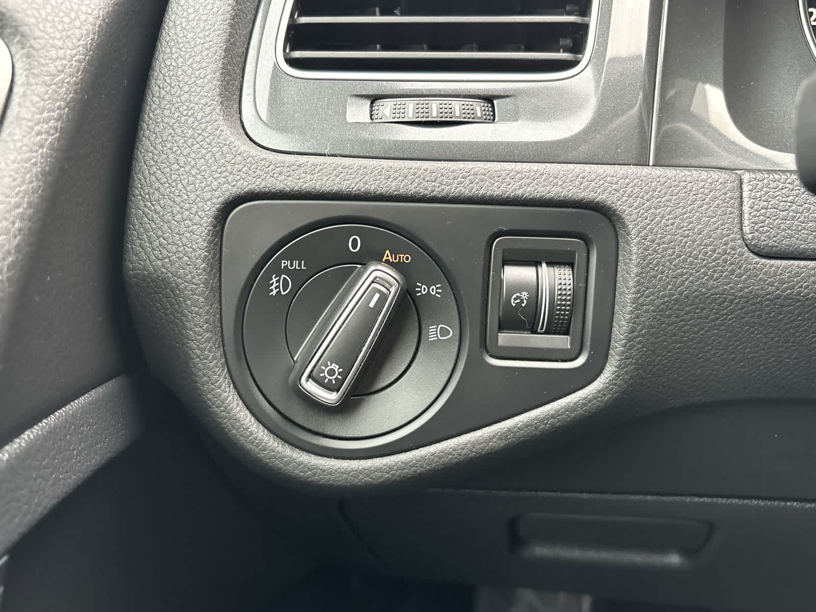 Thumbnail: 2019 Volkswagen Golf - 16