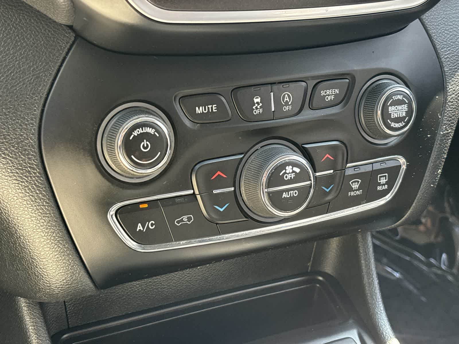 Thumbnail: 2019 Jeep Cherokee - 26