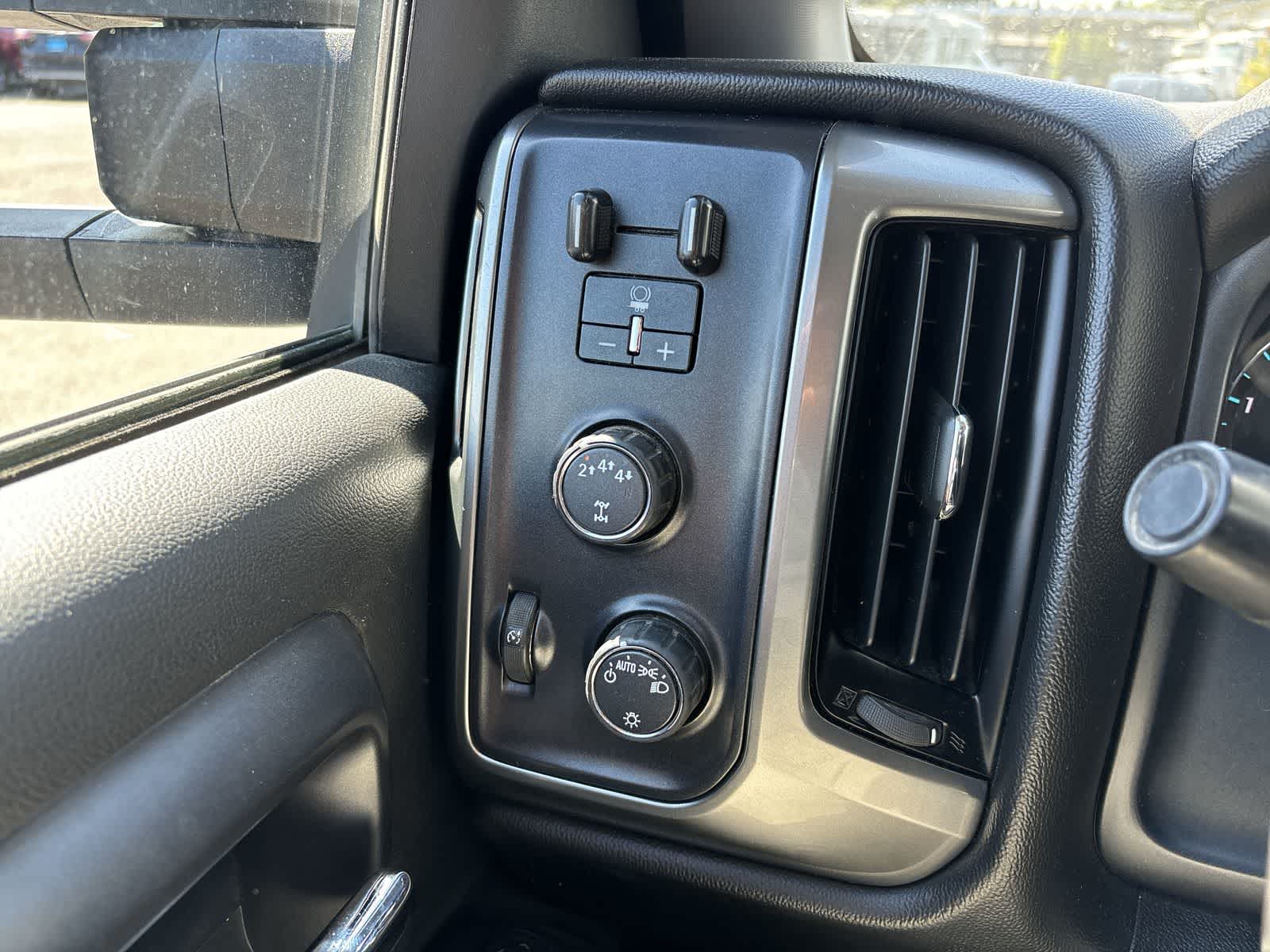 Thumbnail: 2018 Chevrolet Silverado 3500 - 8