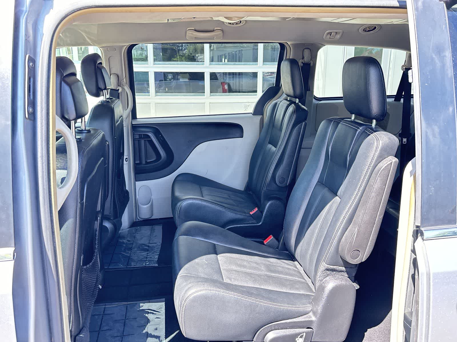 Thumbnail: 2016 Chrysler Town & Country - 11