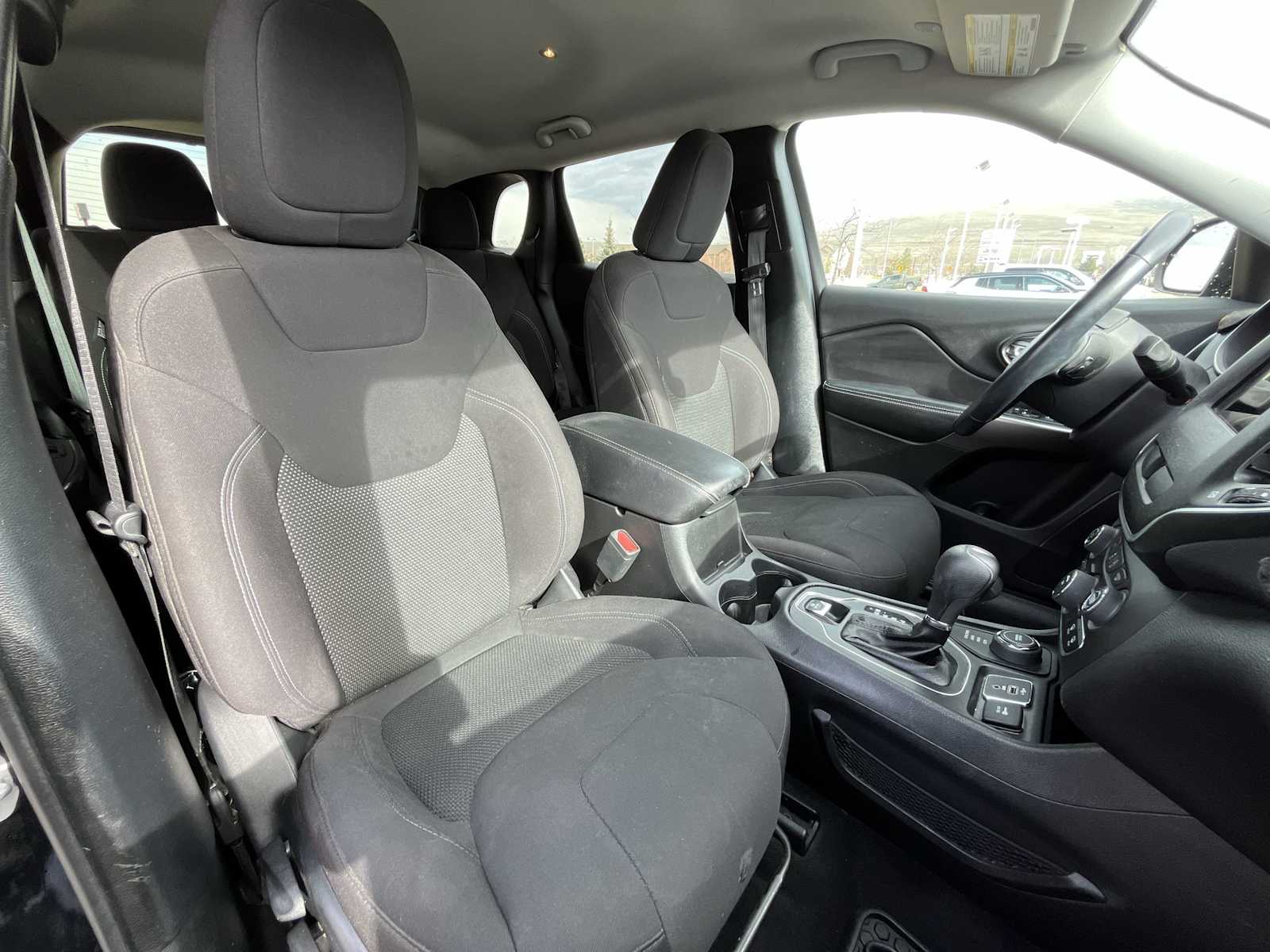 Thumbnail: 2020 Jeep Cherokee - 14