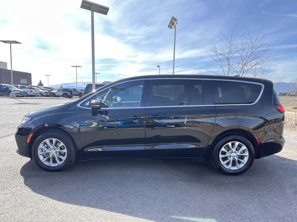 Used 2025 Chrysler Pacifica Select Van Passenger Van