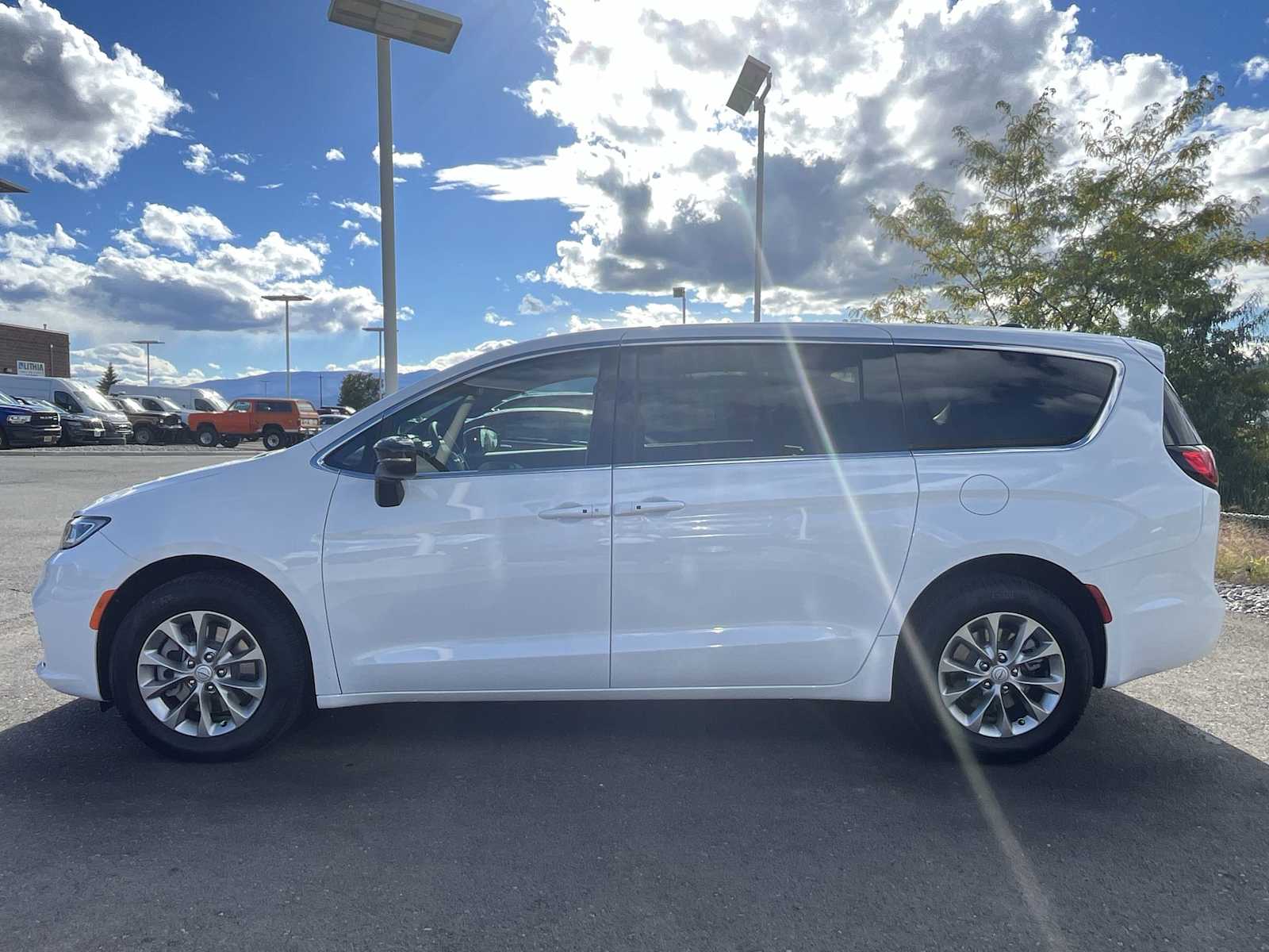 Thumbnail: 2026 Chrysler Pacifica - 3