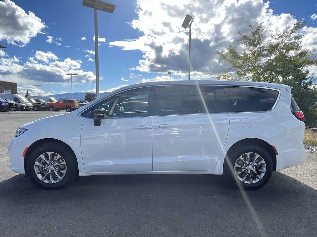 New 2026 Chrysler Pacifica SELECT AWD Passenger Van