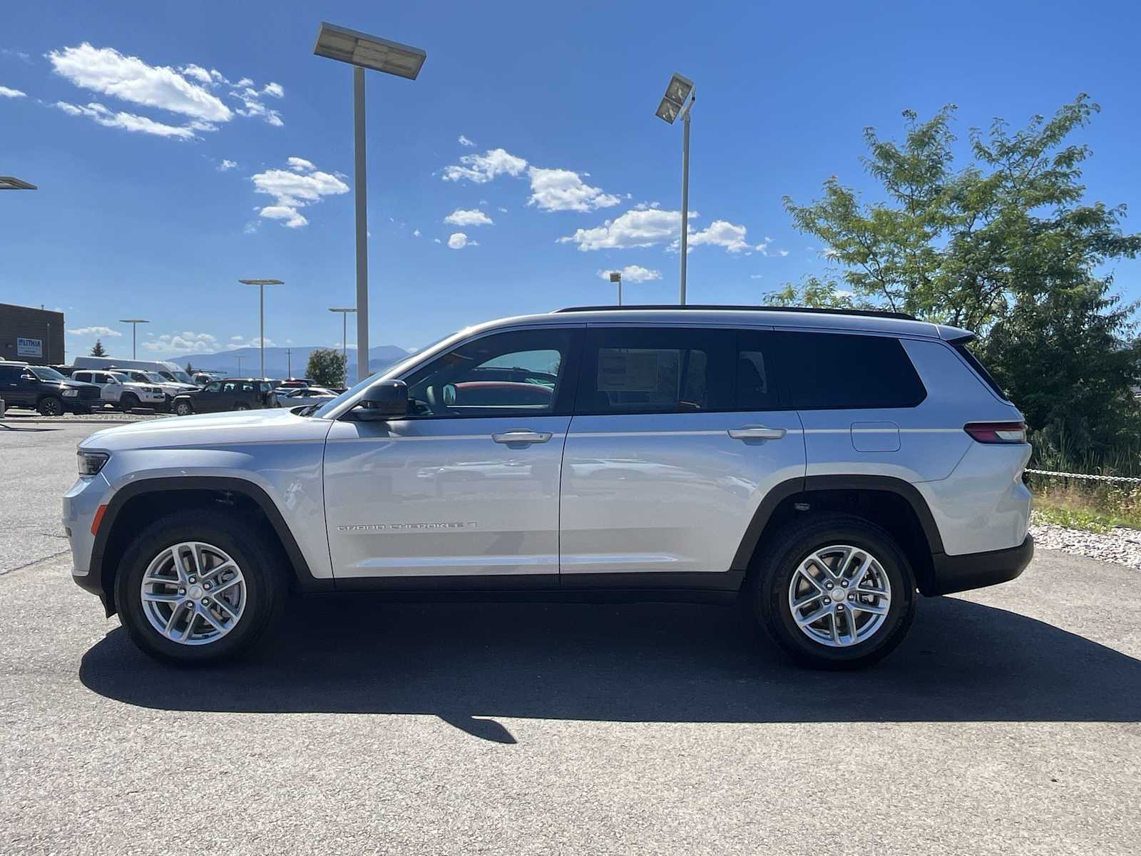 2025 Jeep Grand Cherokee Laredo photo 3