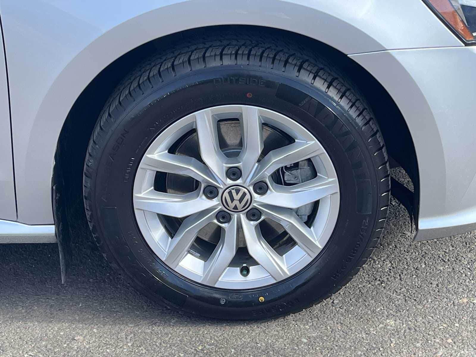 Thumbnail: 2017 Volkswagen Passat - 8