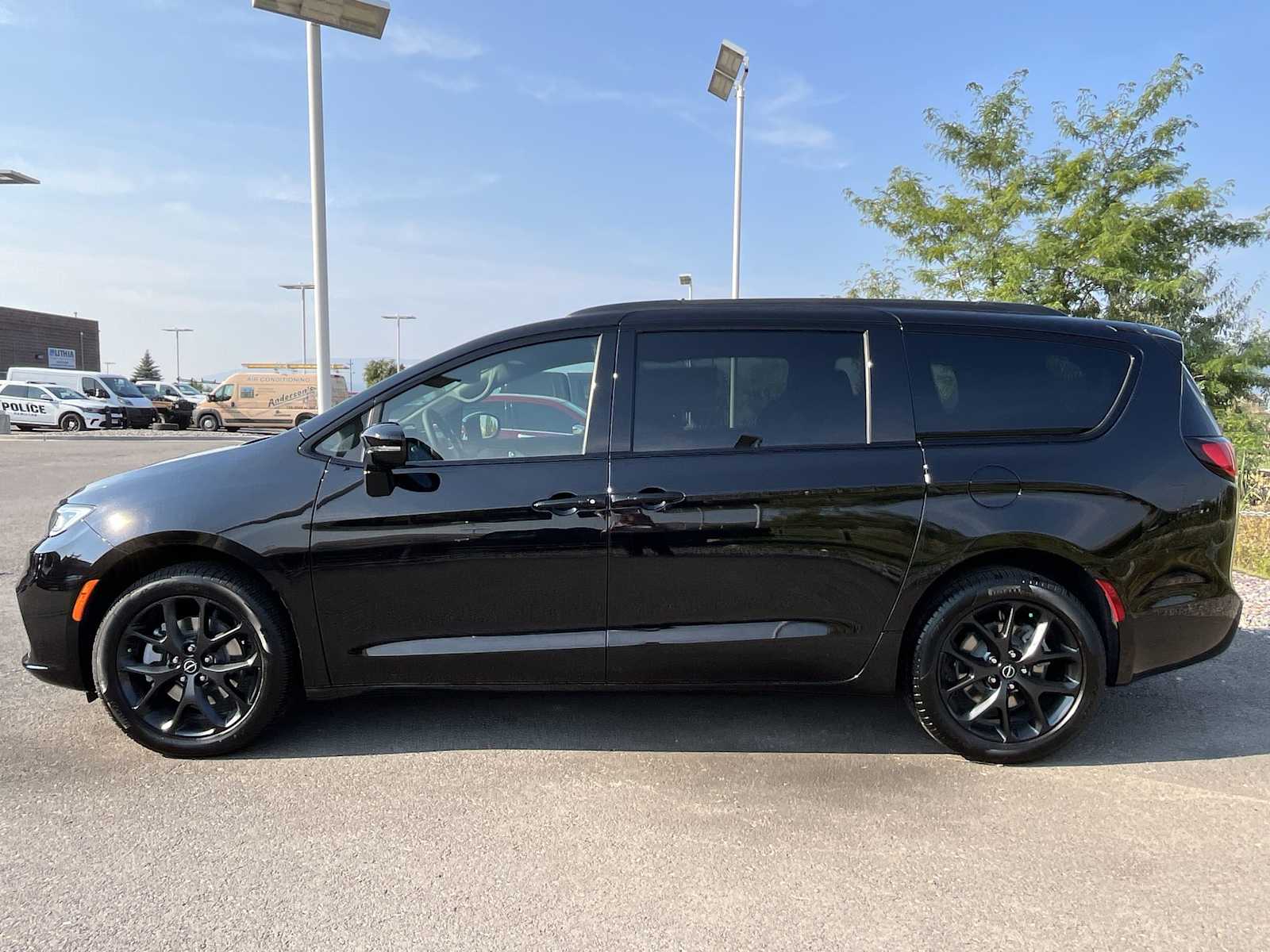 2026 Chrysler Pacifica Limited photo 3