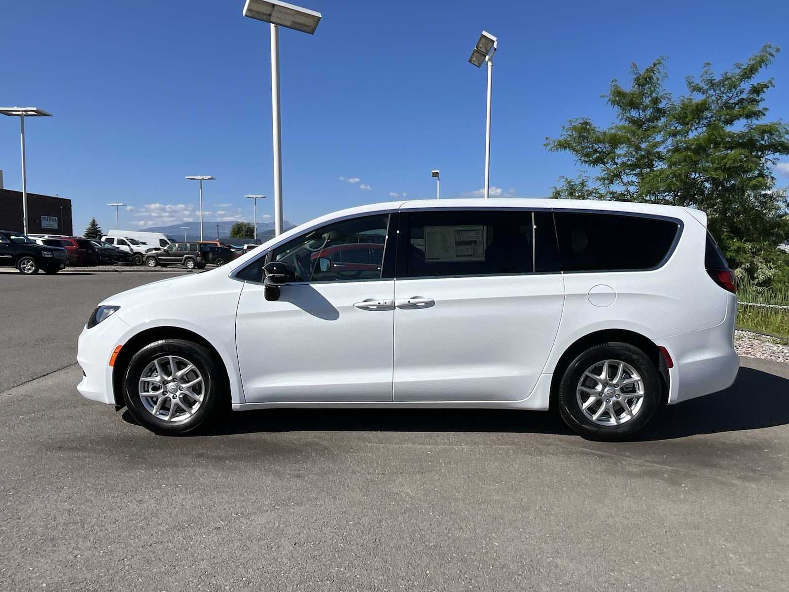 2025 Chrysler Voyager LX photo 3