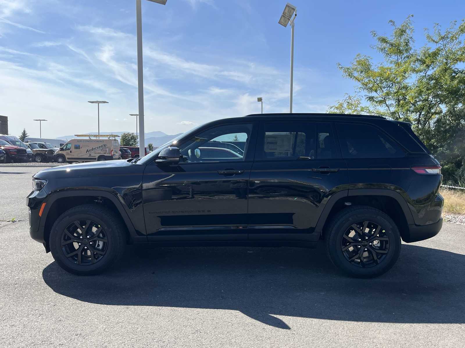 2025 Jeep Grand Cherokee Altitude photo 3