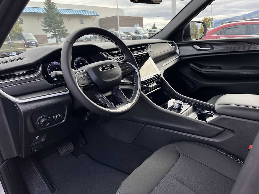 New 2025 Jeep Grand Cherokee LAREDO X 4X4 Sport Utility