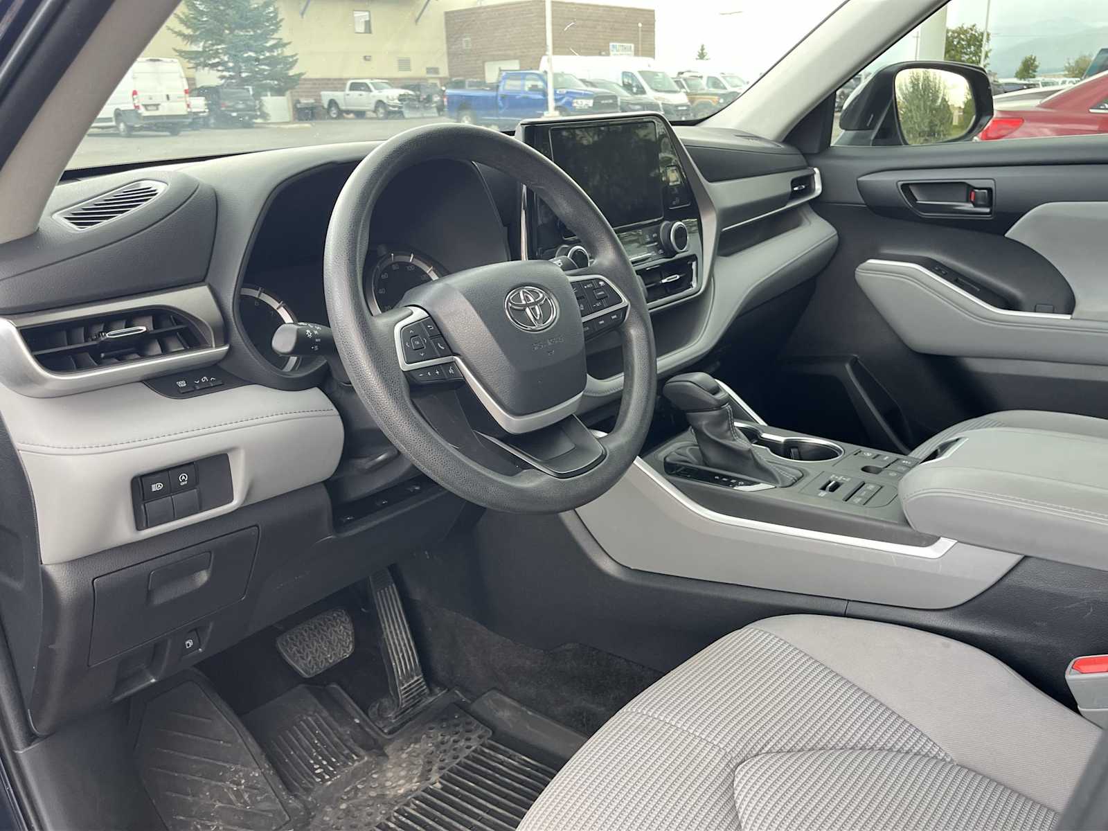 2023 Toyota Highlander L photo 2