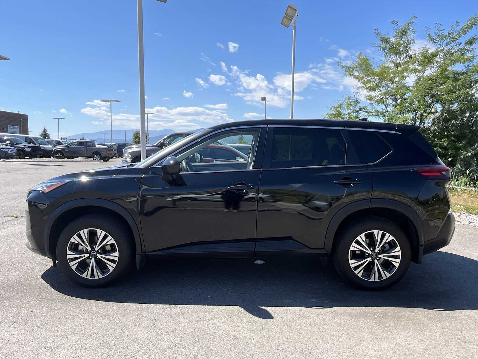 2023 Nissan Rogue SV photo 2