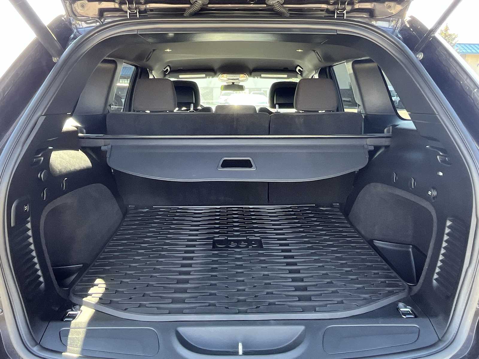Thumbnail: 2020 Jeep Grand Cherokee - 19