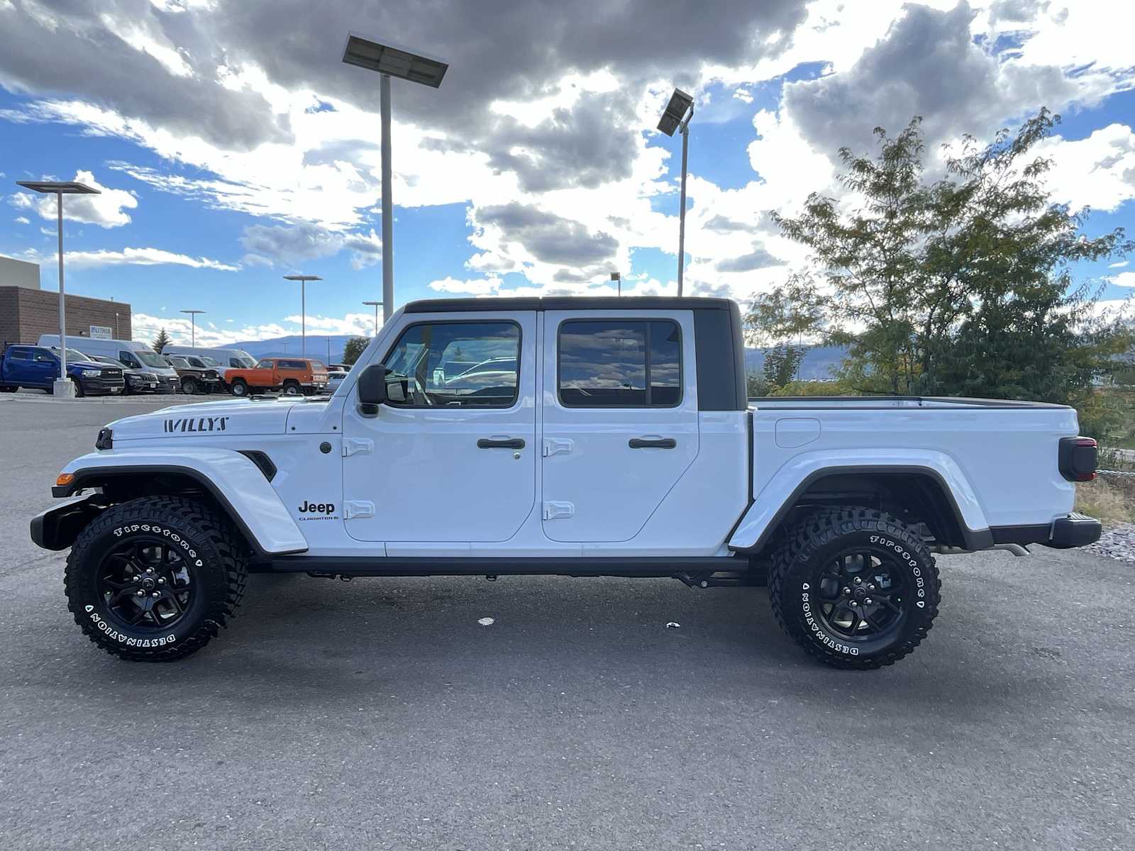 2025 Jeep Gladiator Willys photo 3