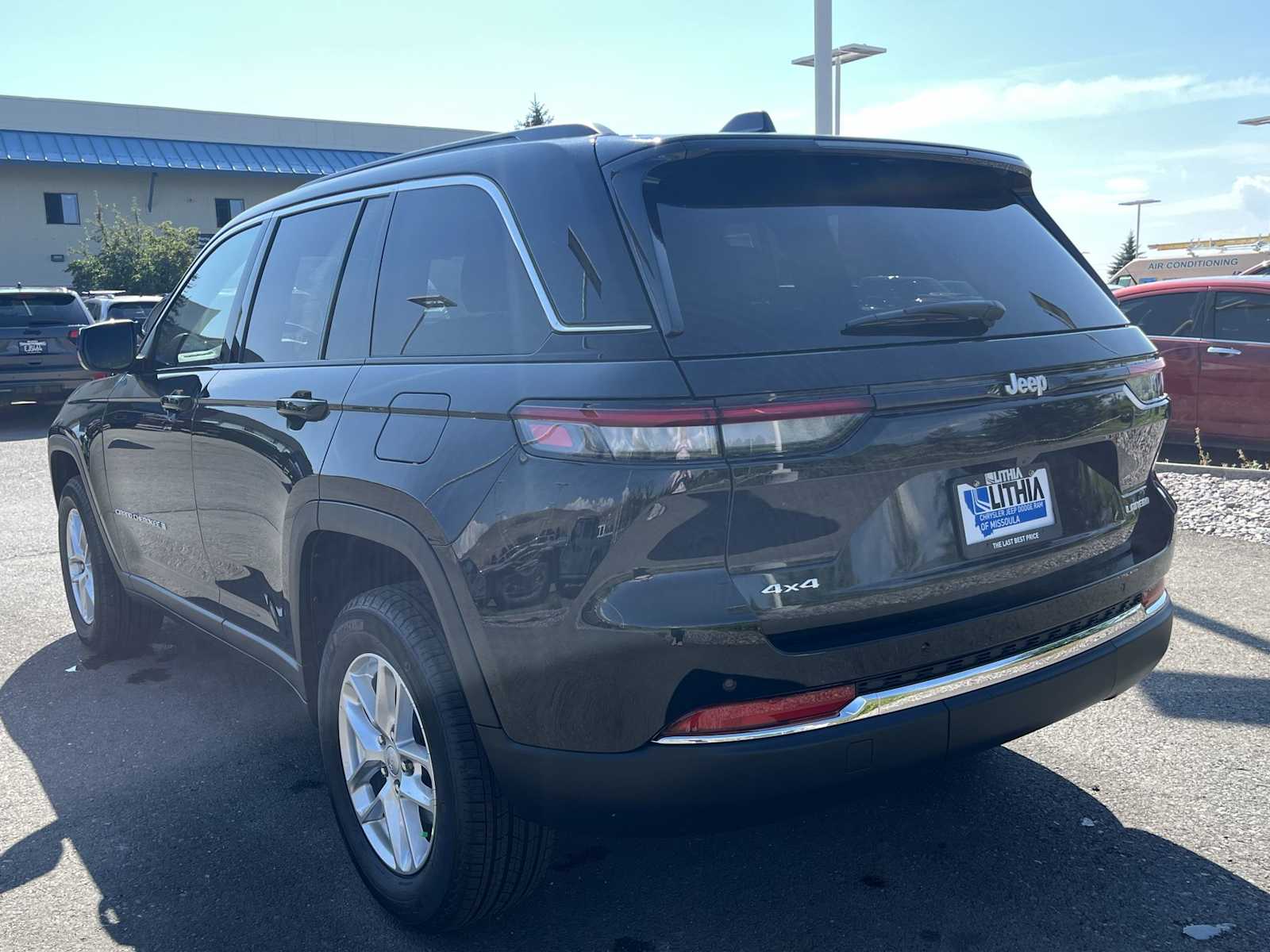 2025 Jeep Grand Cherokee Laredo photo 2