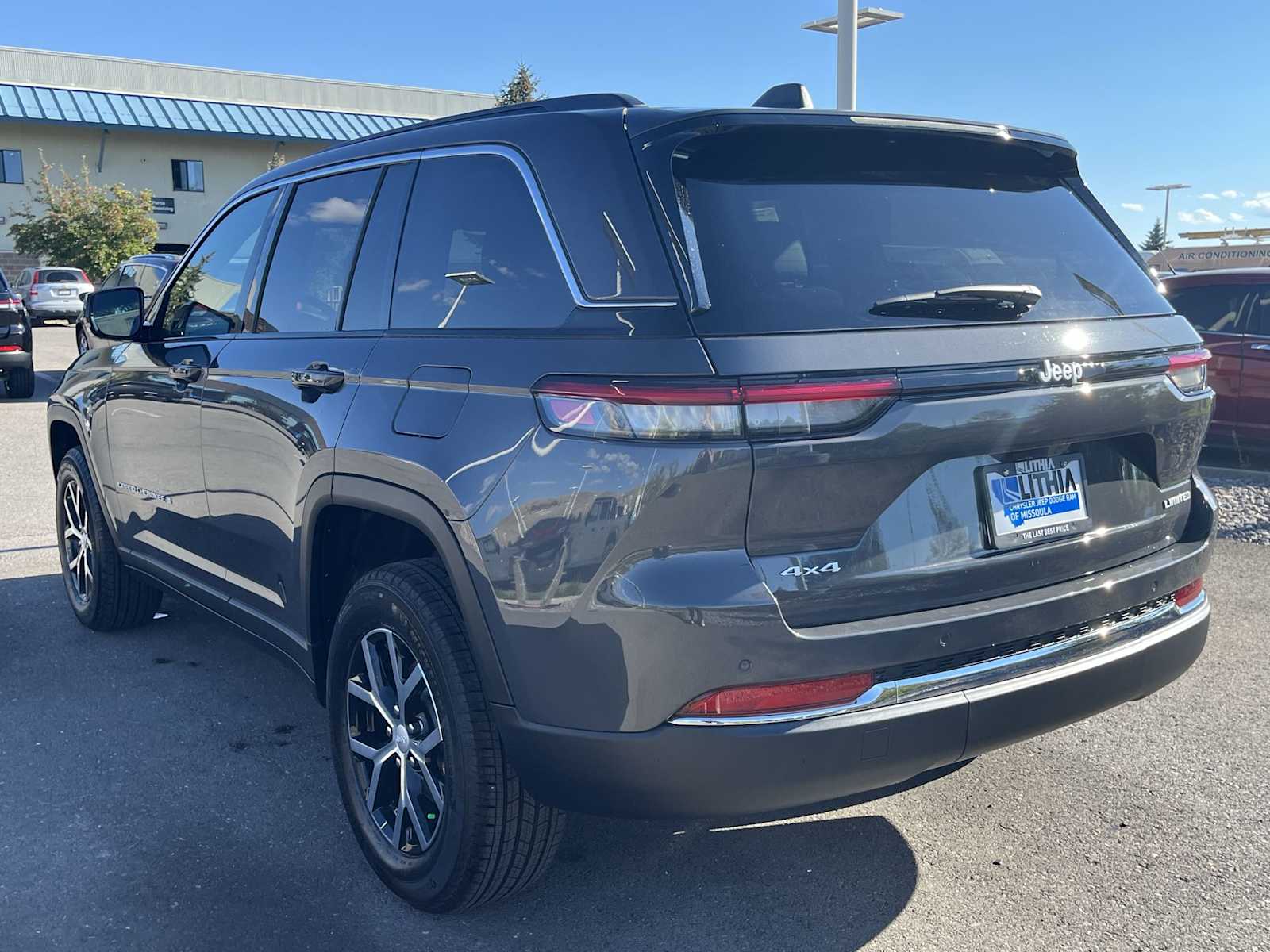 2025 Jeep Grand Cherokee Limited photo 3