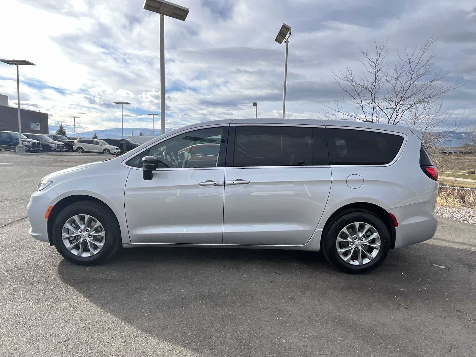 Thumbnail: 2026 Chrysler Pacifica - 3