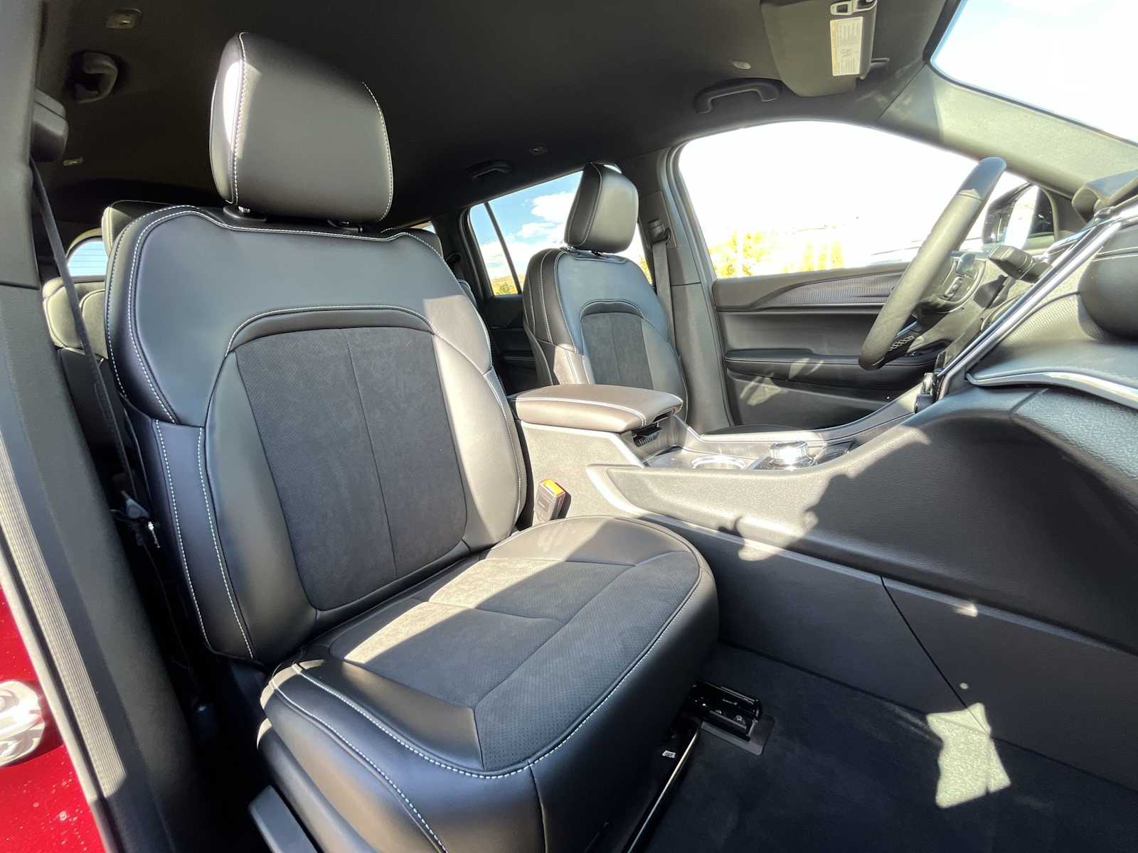 Thumbnail: 2025 Jeep Grand Cherokee - 14