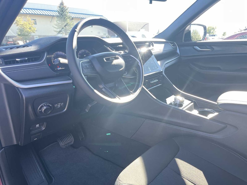 New 2025 Jeep Grand Cherokee LAREDO X 4X4 Sport Utility