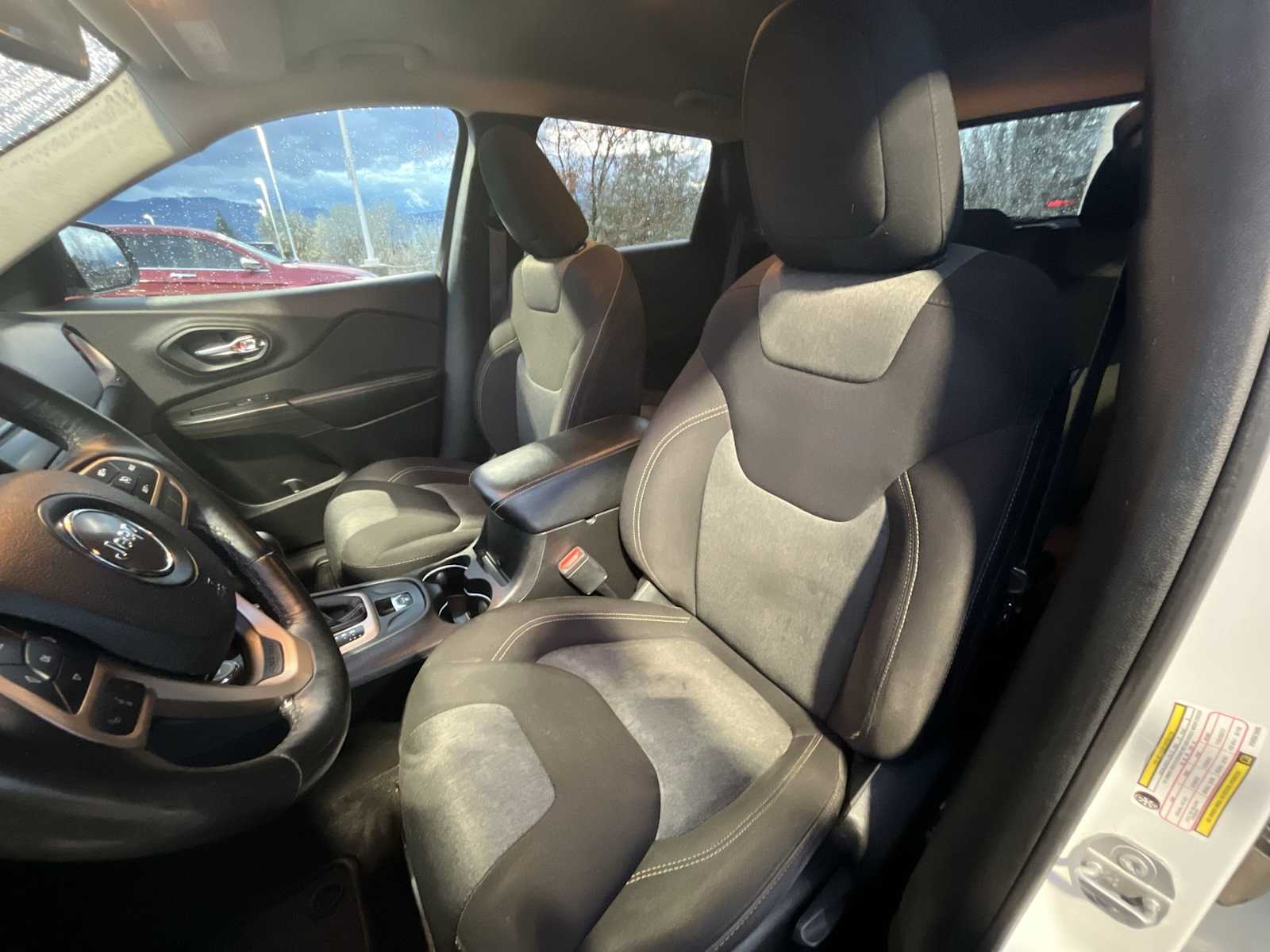 Thumbnail: 2017 Jeep Cherokee - 11