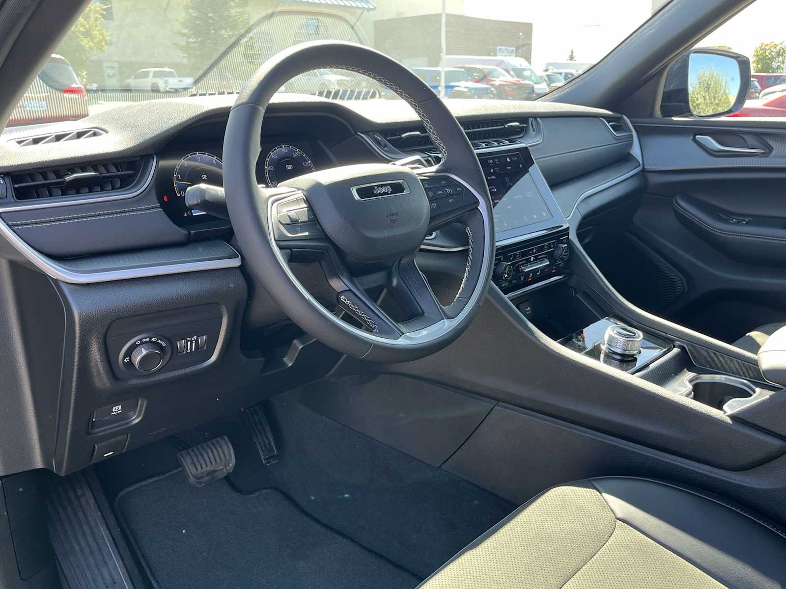 2025 Jeep Grand Cherokee Altitude photo 2