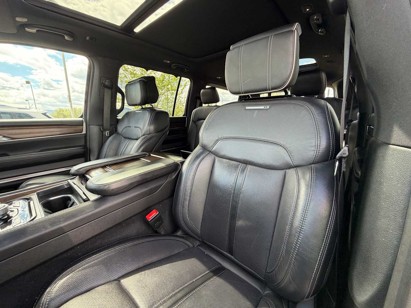 Thumbnail: 2022 Jeep Grand Wagoneer - 11